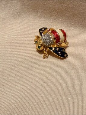 Vintage Joan Rivers American Bee Brooch